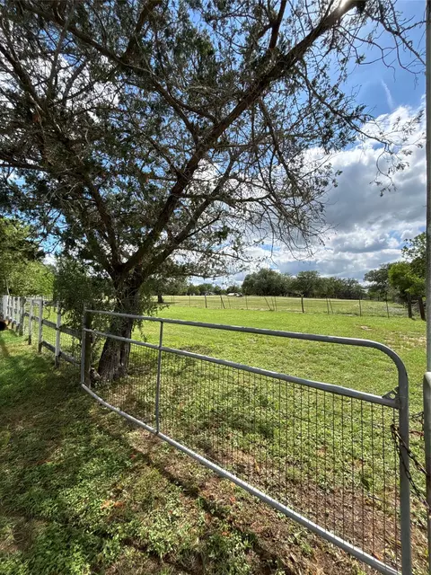 916 Rolling Oaks Dr, Luling, TX 78648 photo 4