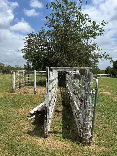 916 Rolling Oaks Dr, Luling, TX 78648 photo 13