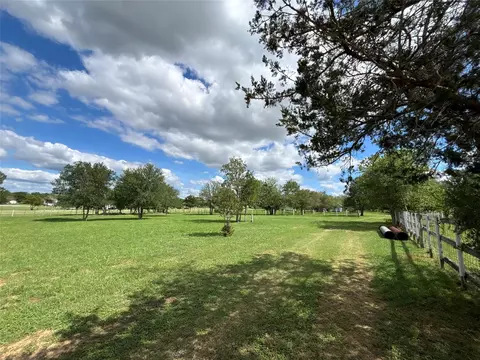 916 Rolling Oaks Dr, Luling, TX 78648 photo 3