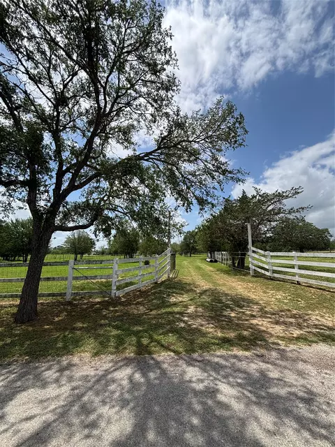 916 Rolling Oaks Dr, Luling, TX 78648 photo 1