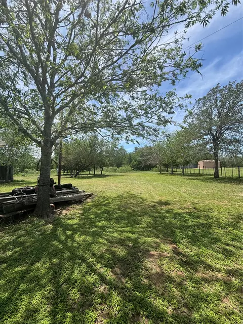916 Rolling Oaks Dr, Luling, TX 78648 photo 16
