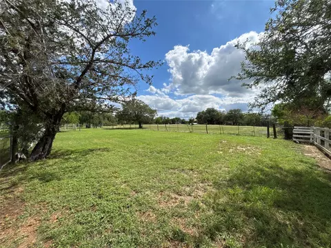 916 Rolling Oaks Dr, Luling, TX 78648 photo 5