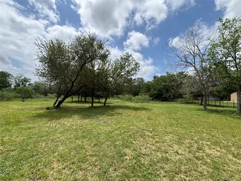 916 Rolling Oaks Dr, Luling, TX 78648 photo 11