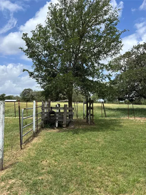 916 Rolling Oaks Dr, Luling, TX 78648 photo 14