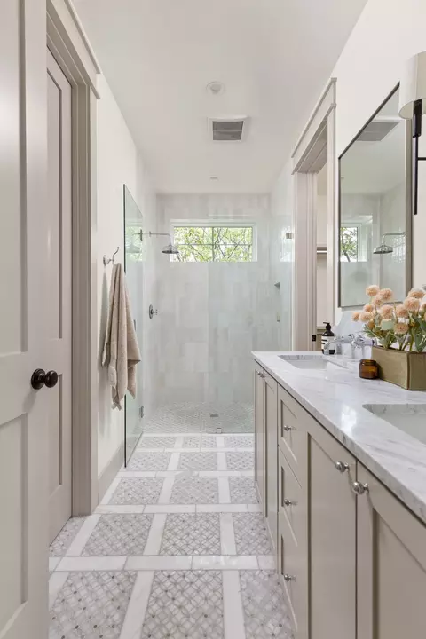 Bath - 2503 E 18th St, Austin, TX 78702 photo 1 of 8
