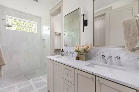 Bath - 2503 E 18th St, Austin, TX 78702 photo 2 of 8