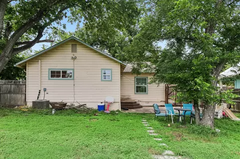 Exterior - 606 E Pecan St, Taylor, TX 76574 photo 6 of 8