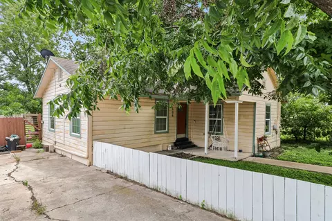 Exterior - 606 E Pecan St, Taylor, TX 76574 photo 2 of 8