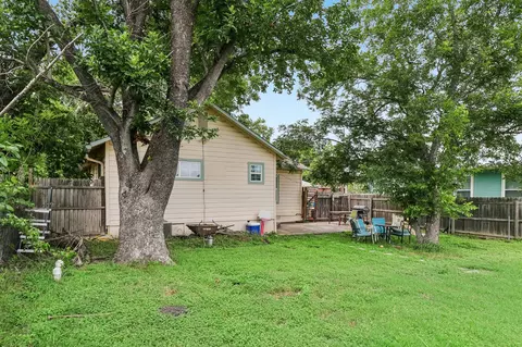 Exterior - 606 E Pecan St, Taylor, TX 76574 photo 7 of 8