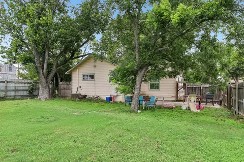 Exterior - 606 E Pecan St, Taylor, TX 76574 photo 5 of 8