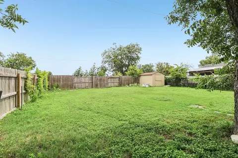 Exterior - 606 E Pecan St, Taylor, TX 76574 photo 4 of 8