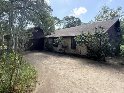 Exterior - 109 Pine Cone Ln, Elgin, TX 78621 photo 4 of 10