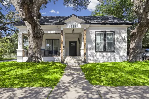 535 S Main St, Lockhart, TX 78644