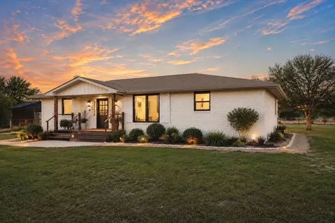 160 Indian Trl, Lockhart, TX 78644