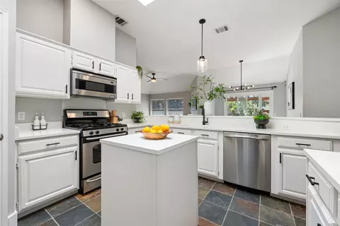 8009 Nairn Dr, Austin, TX 78749