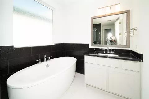 Bath - 2029 Varese Path, Leander, TX 78641 photo 1 of 4