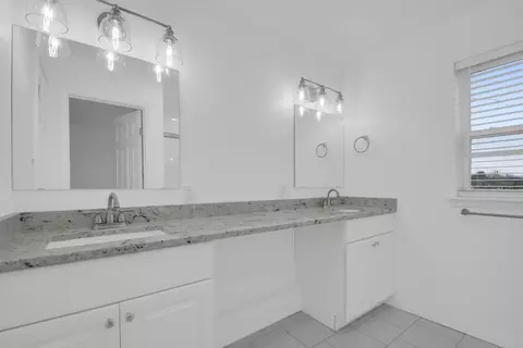 Bath - 1004 E Fannin St, Luling, TX 78648 photo 3 of 4