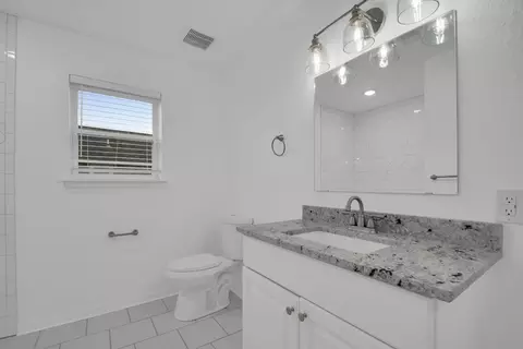 Bath - 1004 E Fannin St, Luling, TX 78648 photo 4 of 4