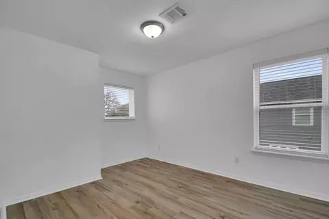 Bedroom - 1004 E Fannin St, Luling, TX 78648 photo 2 of 3