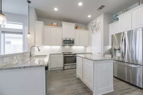 2032 Glen Hollow Holw, Seguin, TX 78155