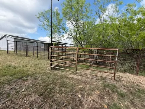 1235 Hoover St, Luling, TX 78648 photo 5
