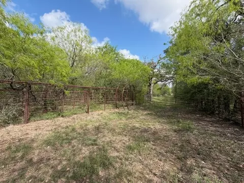 1235 Hoover St, Luling, TX 78648 photo 4