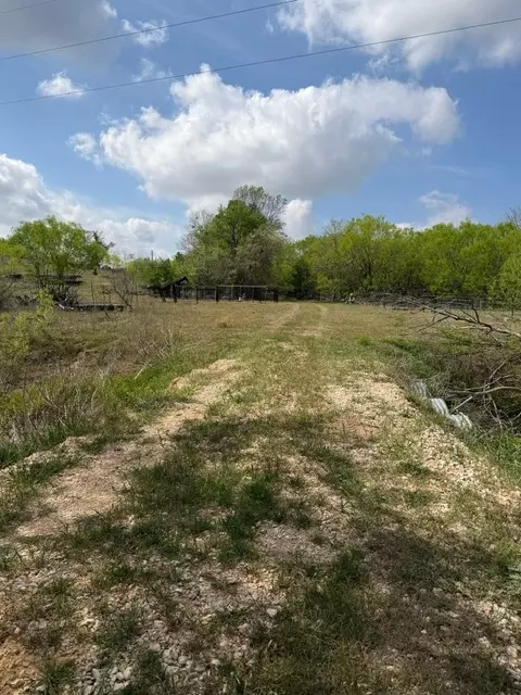 1235 Hoover St, Luling, TX 78648 photo 9