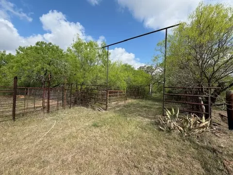 1235 Hoover St, Luling, TX 78648 photo 3