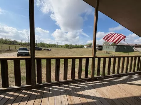 1235 Hoover St, Luling, TX 78648 photo 2