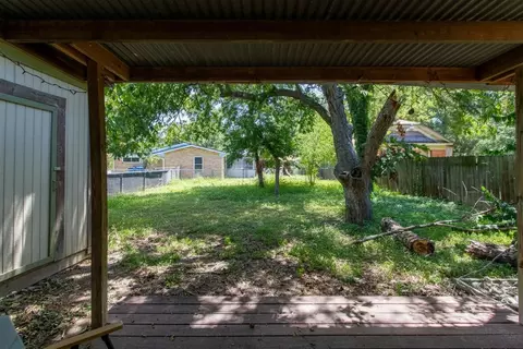 Exterior - 208 Hackberry St, Lockhart, TX 78644 photo 3 of 5
