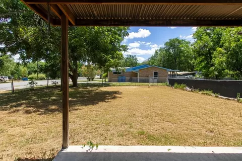 Exterior - 208 Hackberry St, Lockhart, TX 78644 photo 2 of 5