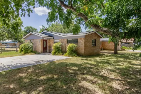 Exterior - 208 Hackberry St, Lockhart, TX 78644 photo 4 of 5