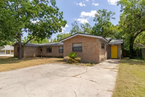 Exterior - 208 Hackberry St, Lockhart, TX 78644 photo 5 of 5