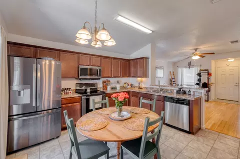 Kitchen - 174 Falcon Dr, Luling, TX 78648 photo 4 of 5