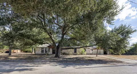 517 First St, Lexington, TX 78947