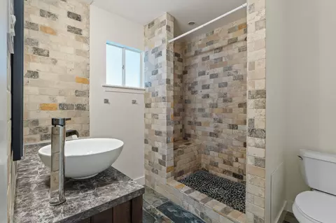 Bath - 2303 E Side Dr #211, Austin, TX 78704 photo 1 of 2