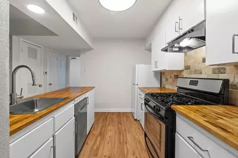 Kitchen - 2303 E Side Dr #211, Austin, TX 78704 photo 2 of 6