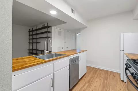 Kitchen - 2303 E Side Dr #211, Austin, TX 78704 photo 3 of 6