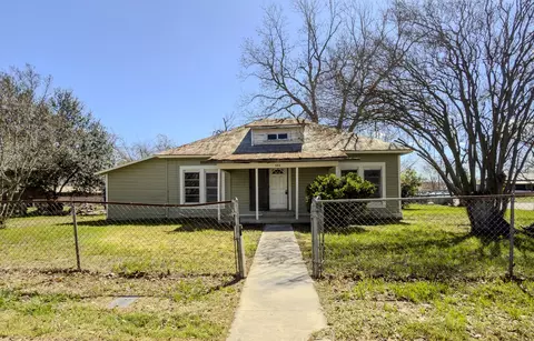 302 E Crockett St, Luling, TX 78648