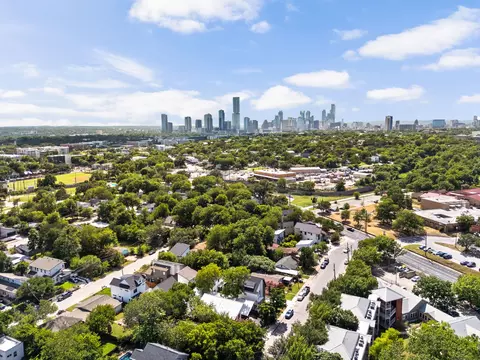 View/Area - 2717 Lyons Rd #1, Austin, TX 78702 photo 2 of 5