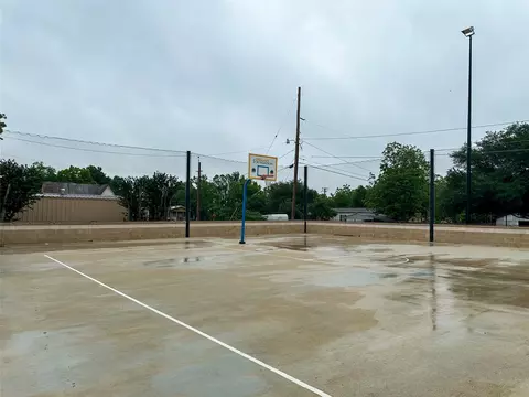 608 Lamar St, Luling, TX 78648 photo 6