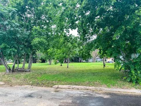 608 Lamar St, Luling, TX 78648 photo 2