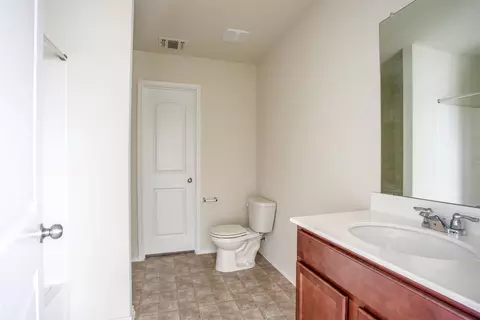 Bath - 528 Staton St, Georgetown, TX 78626 photo 2 of 4