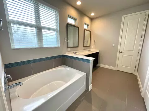 Bath - 218 Summer Pointe Dr, Buda, TX 78610 photo 2 of 6
