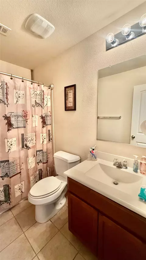 Bath - 18309 Windtree Ln, Elgin, TX 78621 photo 4 of 5