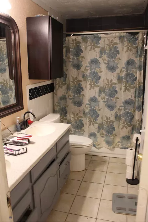 Bath - 1113 Ebert Ave, Austin, TX 78721 photo 1 of 3