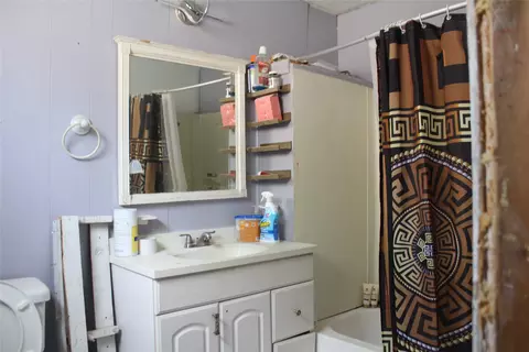 Bath - 1113 Ebert Ave, Austin, TX 78721 photo 3 of 3