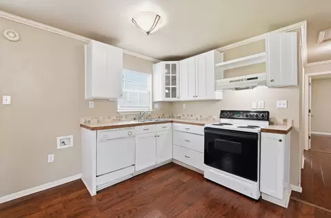 Kitchen - 1127 Parr St, Luling, TX 78648 photo 1 of 1
