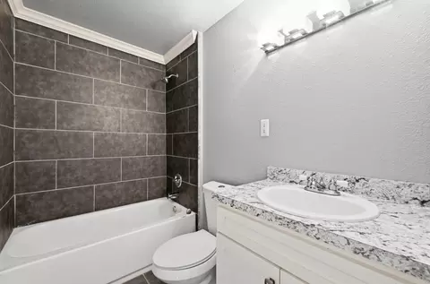 Bath - 1127 Parr St, Luling, TX 78648 photo 1 of 1
