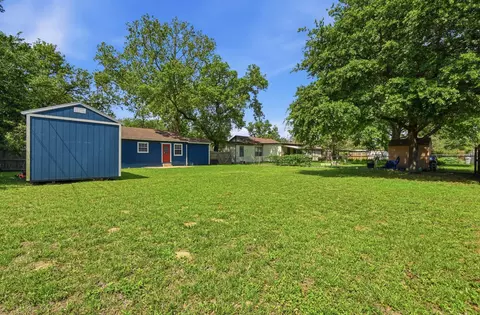 Exterior - 1127 Parr St, Luling, TX 78648 photo 7 of 8